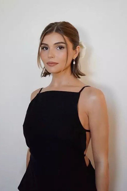 Sleek Half-Up Half-Down Bob with Face-Framing Strands