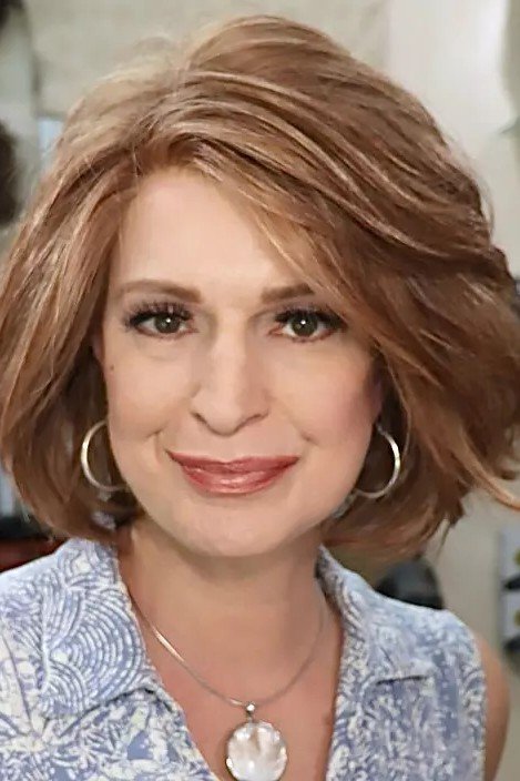 Voluminous Layered Bob with Side Part