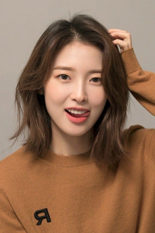 Casual Medium Wavy Hair with Soft Layers