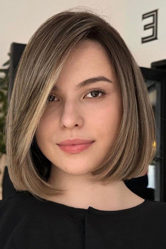 Layered Bob with Blonde Face-Framing Highlight
