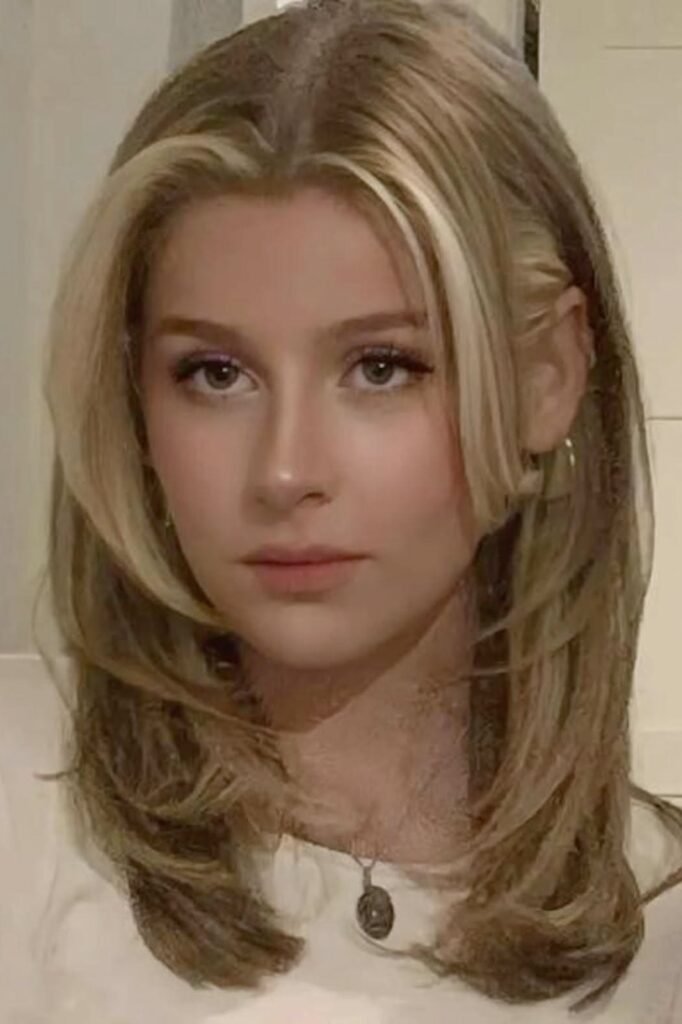 Medium Layered Hair with Face-Framing Blonde Highlights