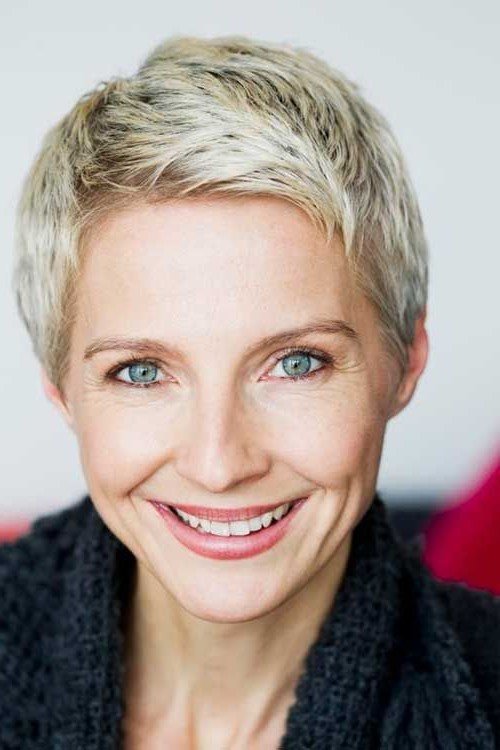 Sleek Cropped Pixie with Side-Swept Bangs