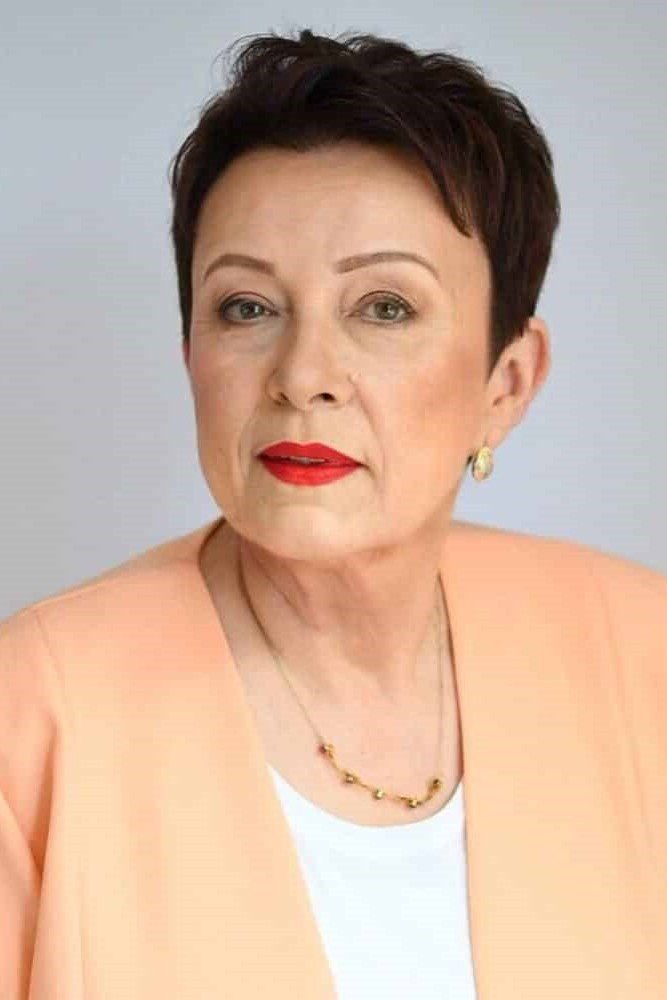 Sleek Pixie Cut with Side-Swept Bangs