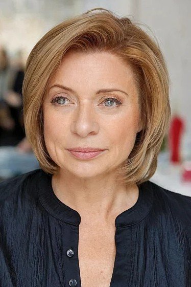 Voluminous Layered Bob with Soft Waves