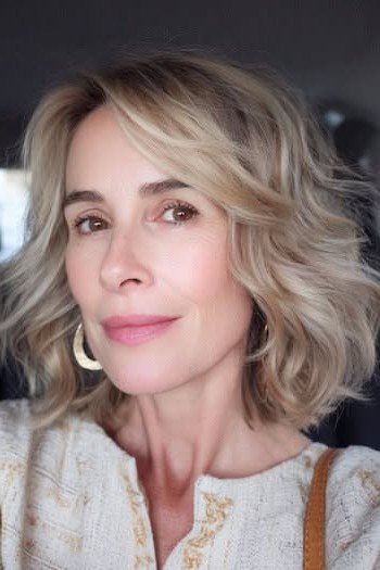 Tousled Wavy Bob with Side Part